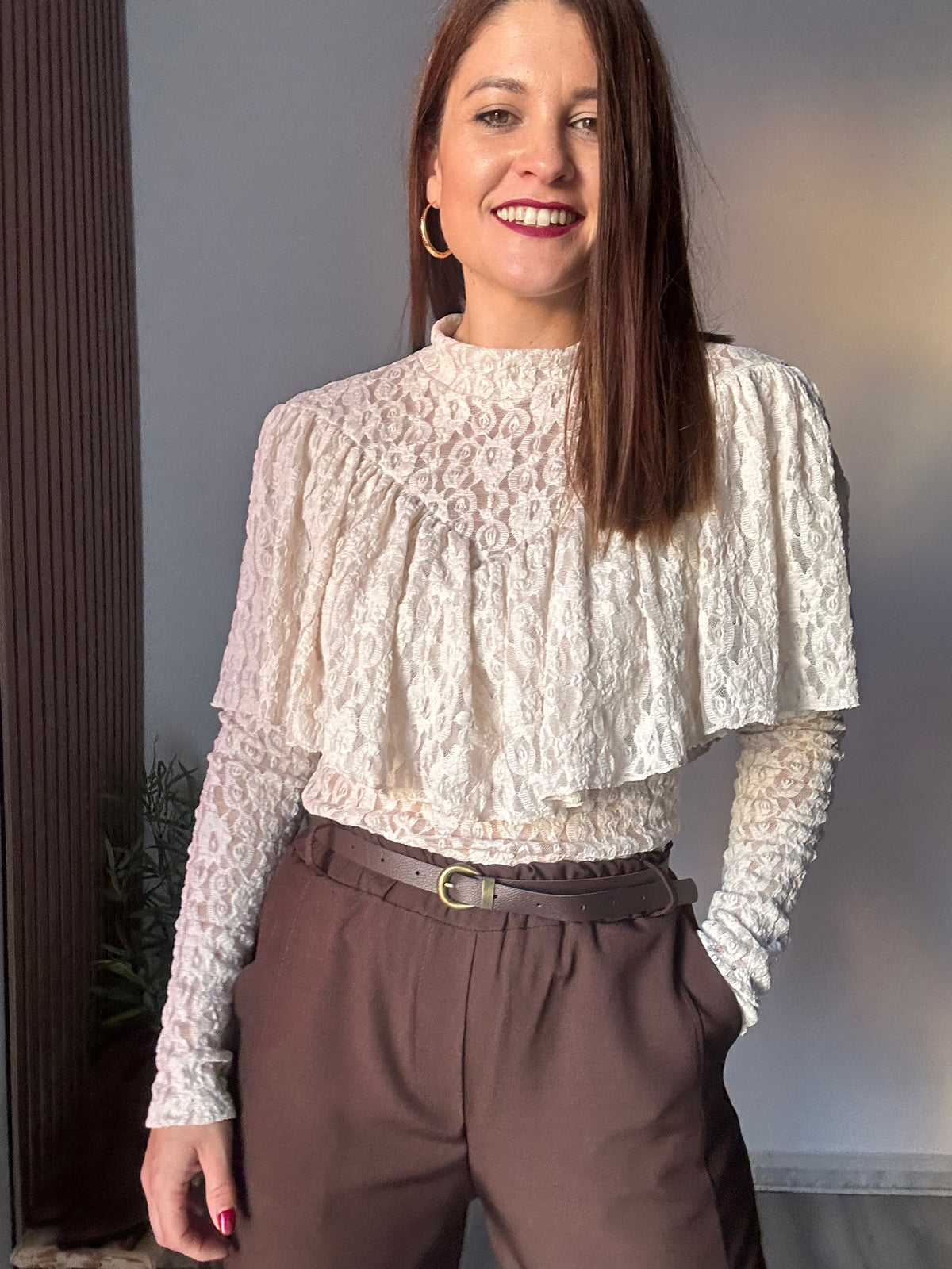 Blusa encaje volante beige