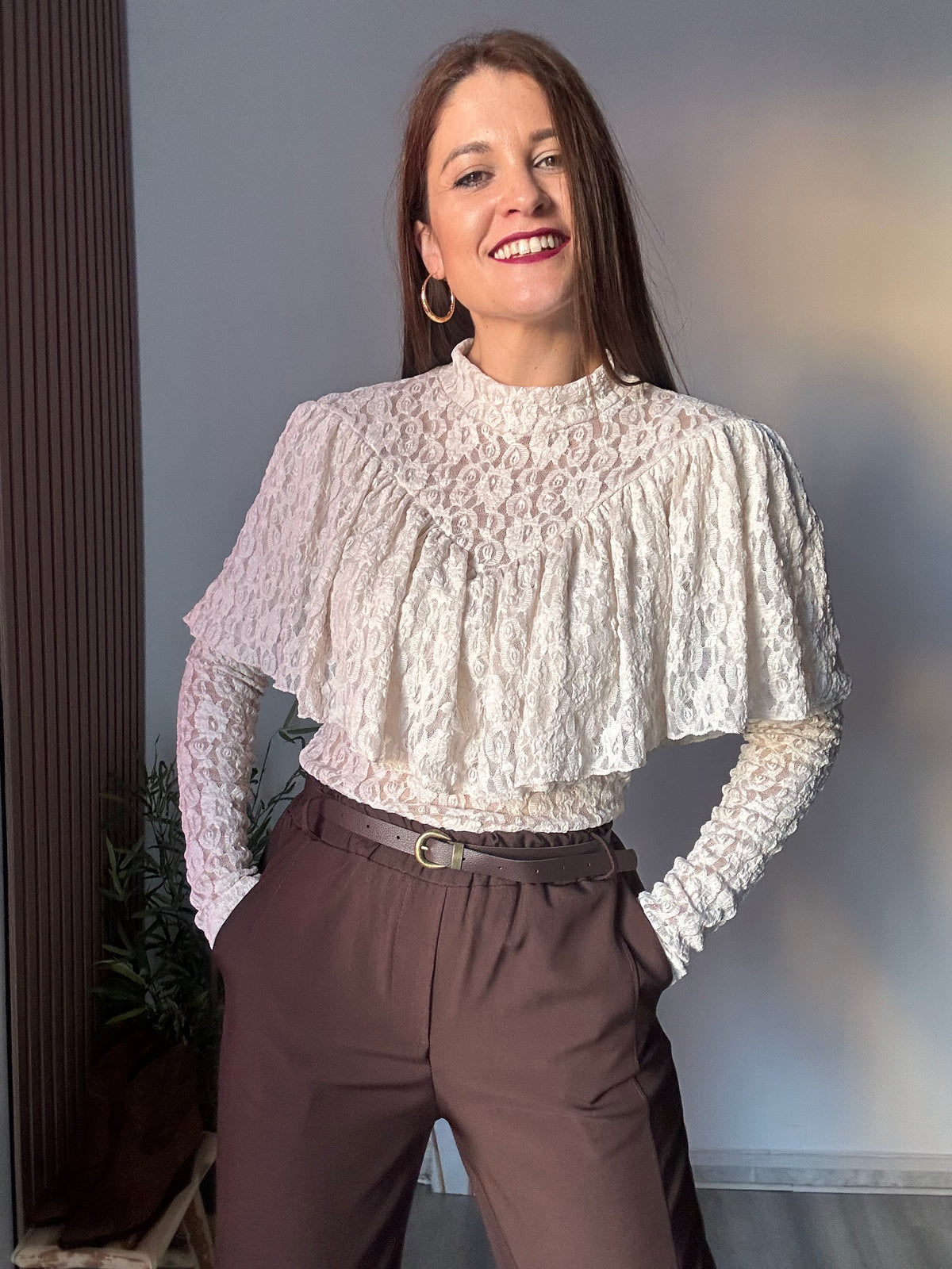 Blusa encaje volante beige