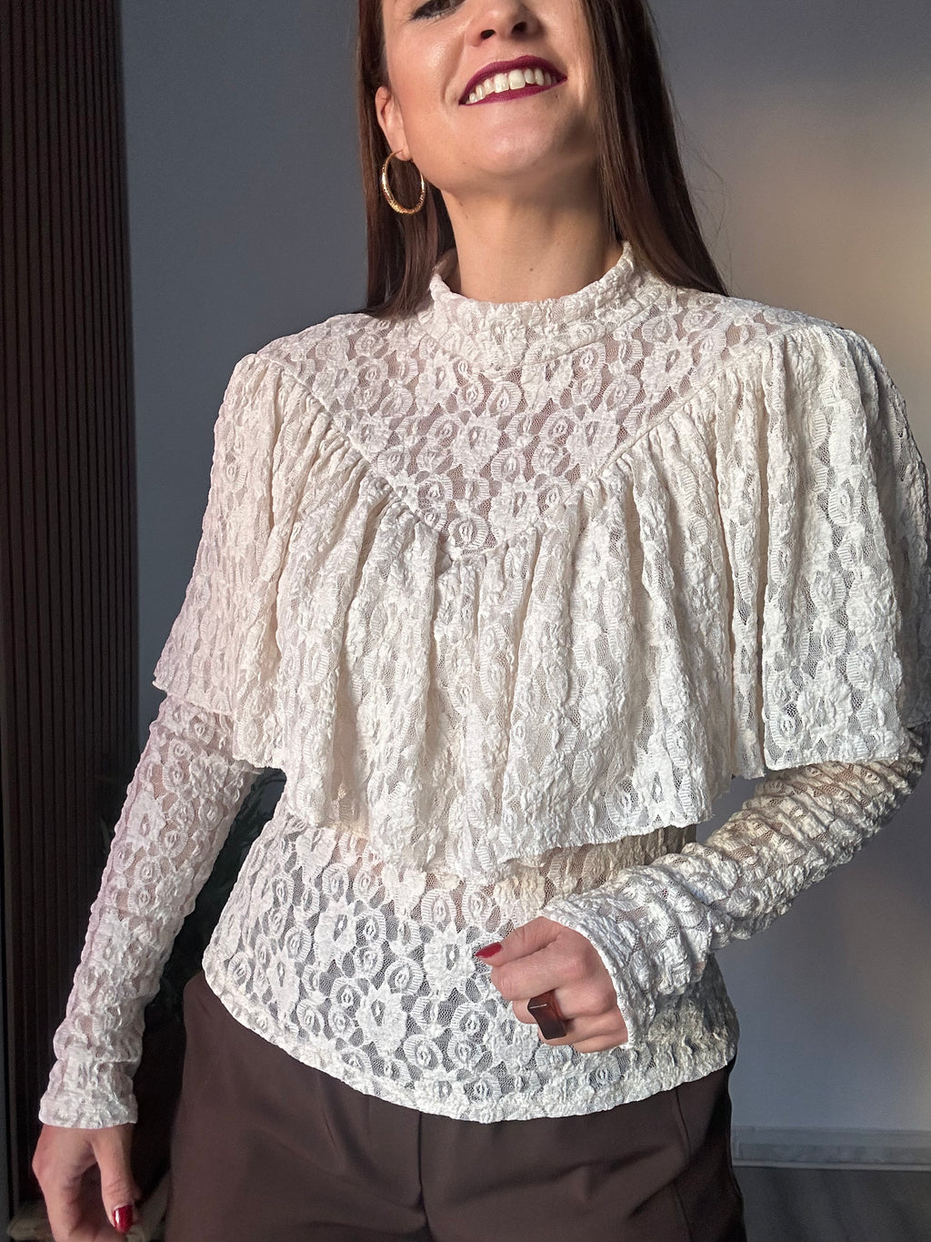 Blusa encaje volante beige