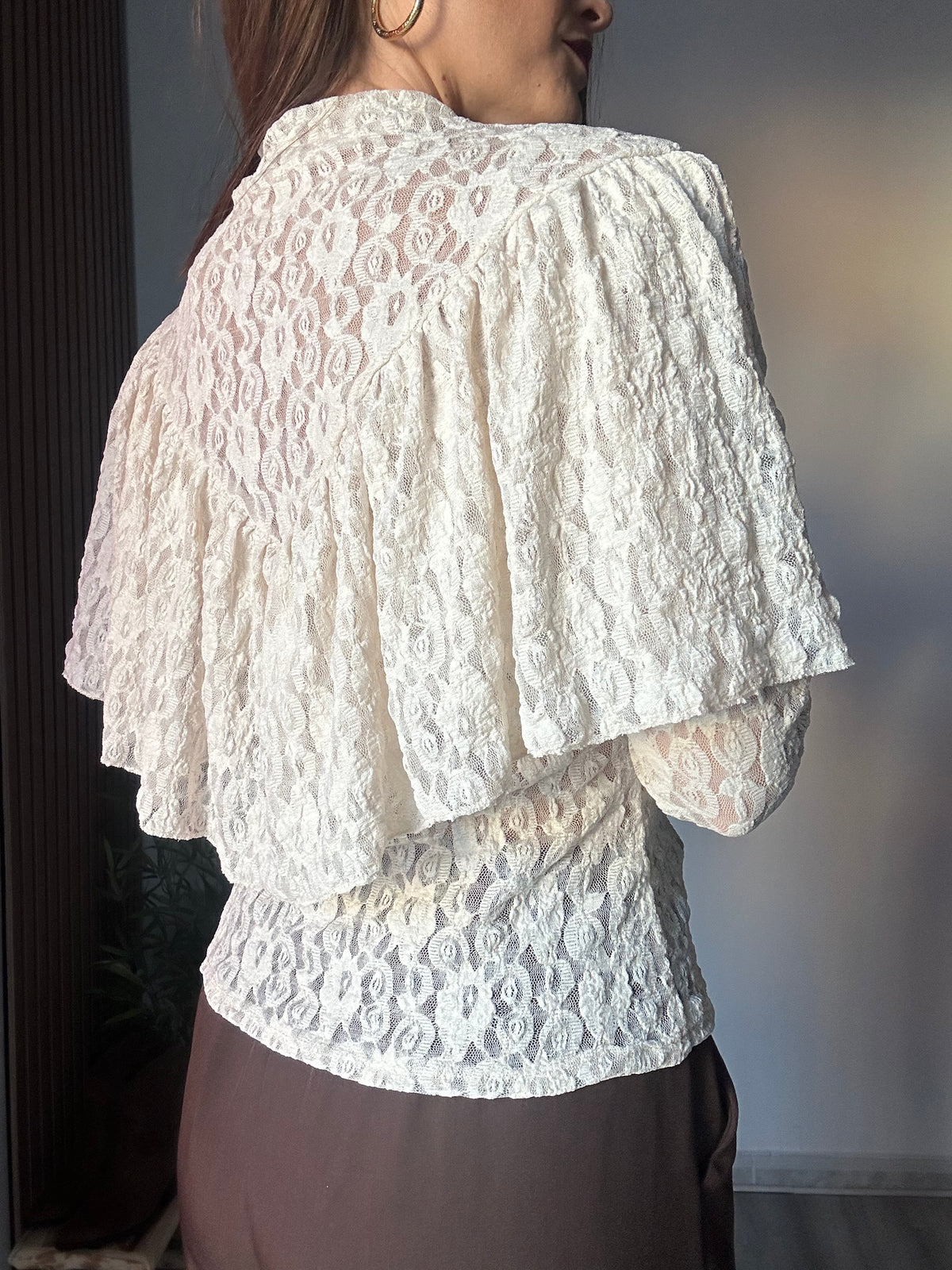 Blusa encaje volante beige