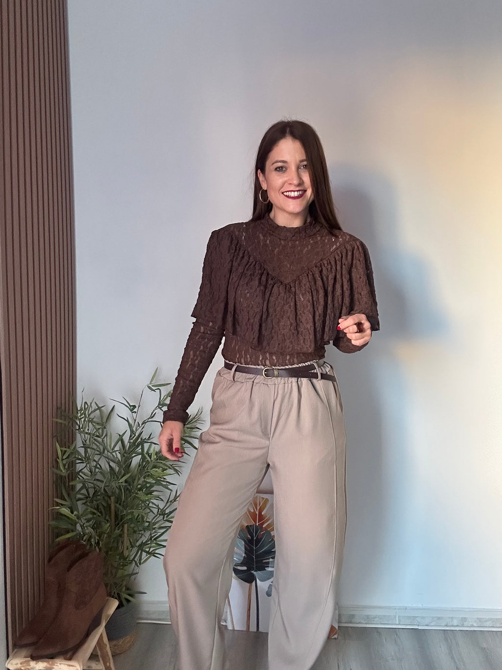 Blusa encaje volante marrón