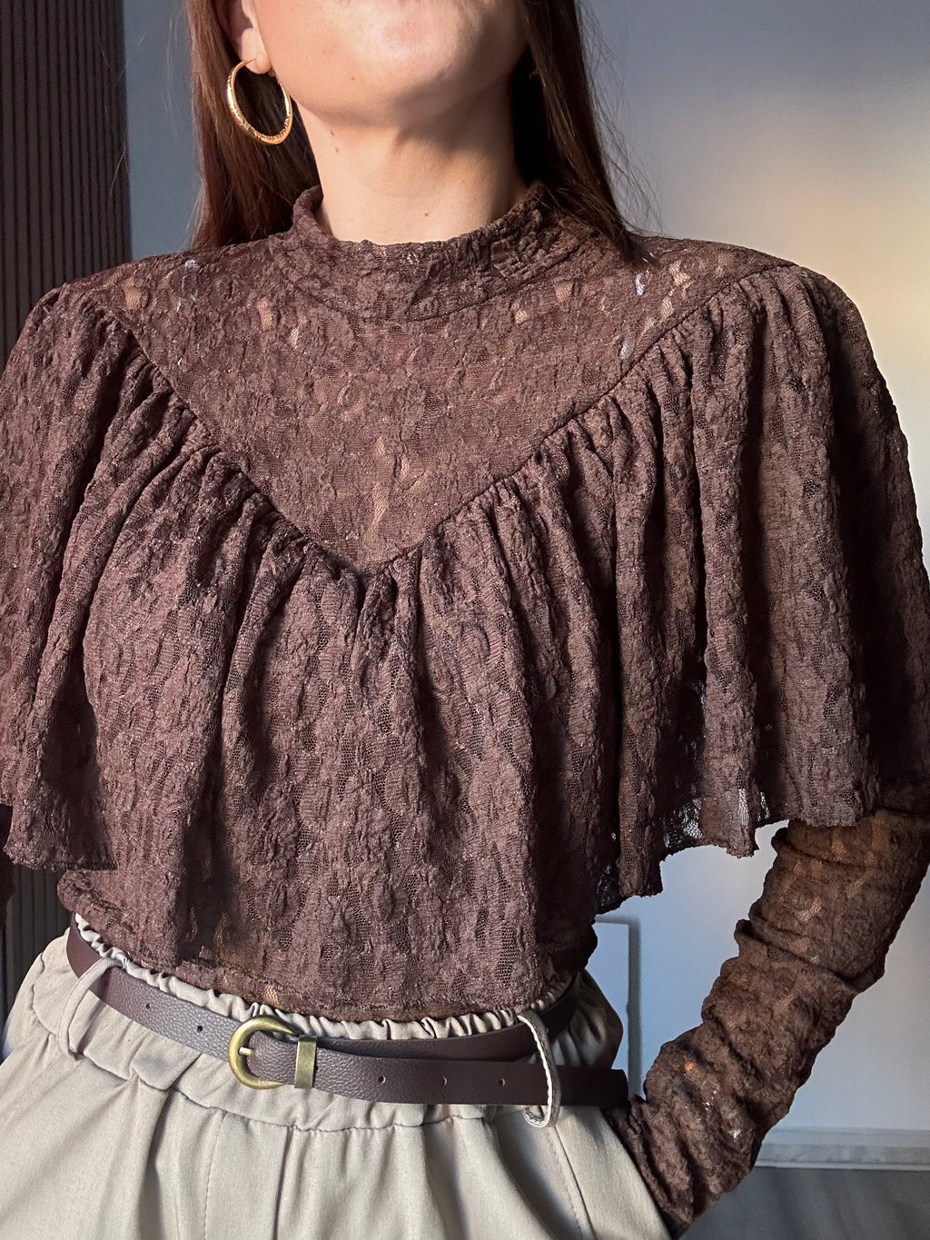 Blusa encaje volante marrón