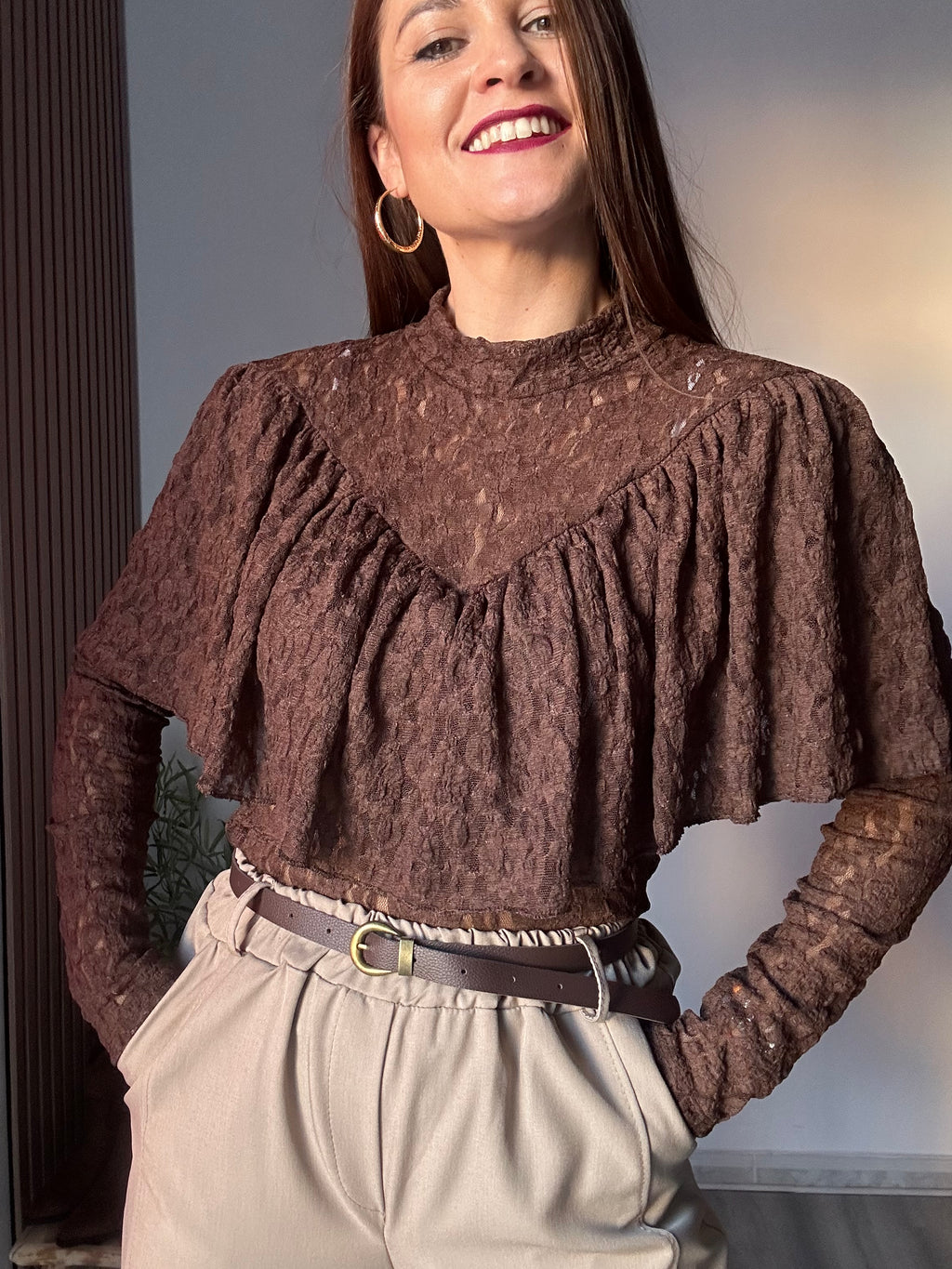 Blusa encaje volante marrón