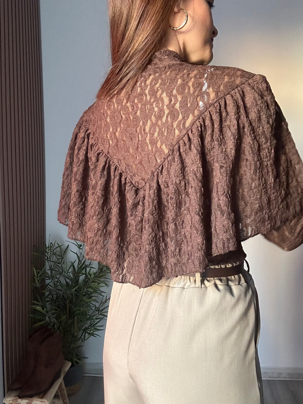 Blusa encaje volante marrón