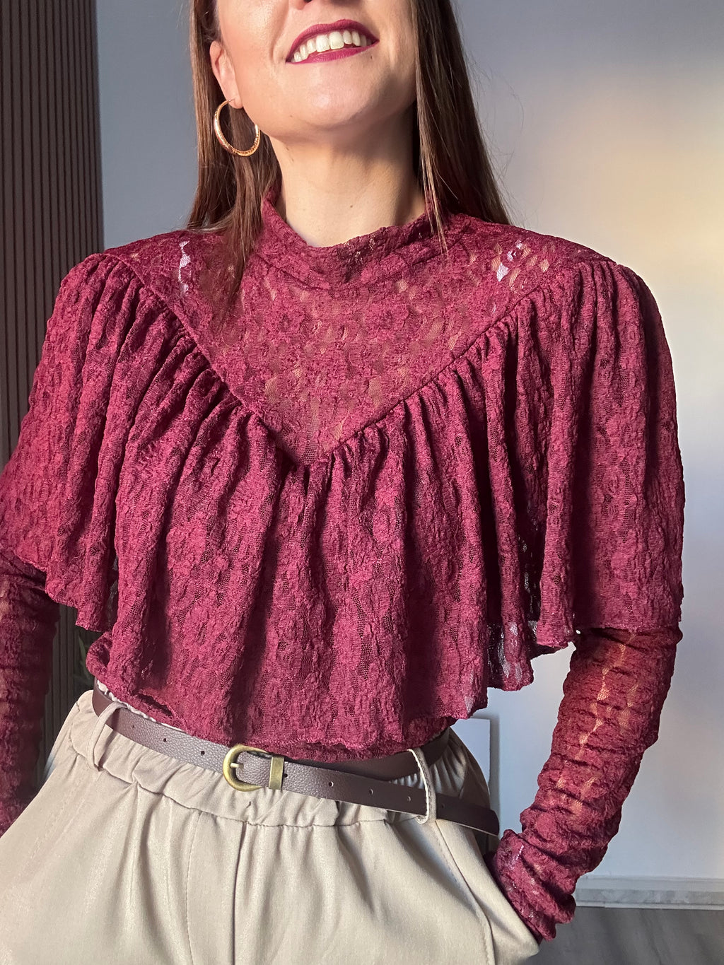 Blusa encaje volante vino