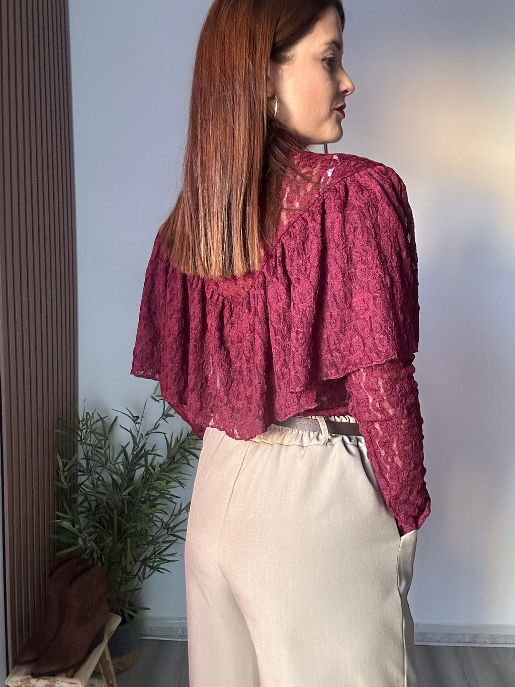 Blusa encaje volante vino