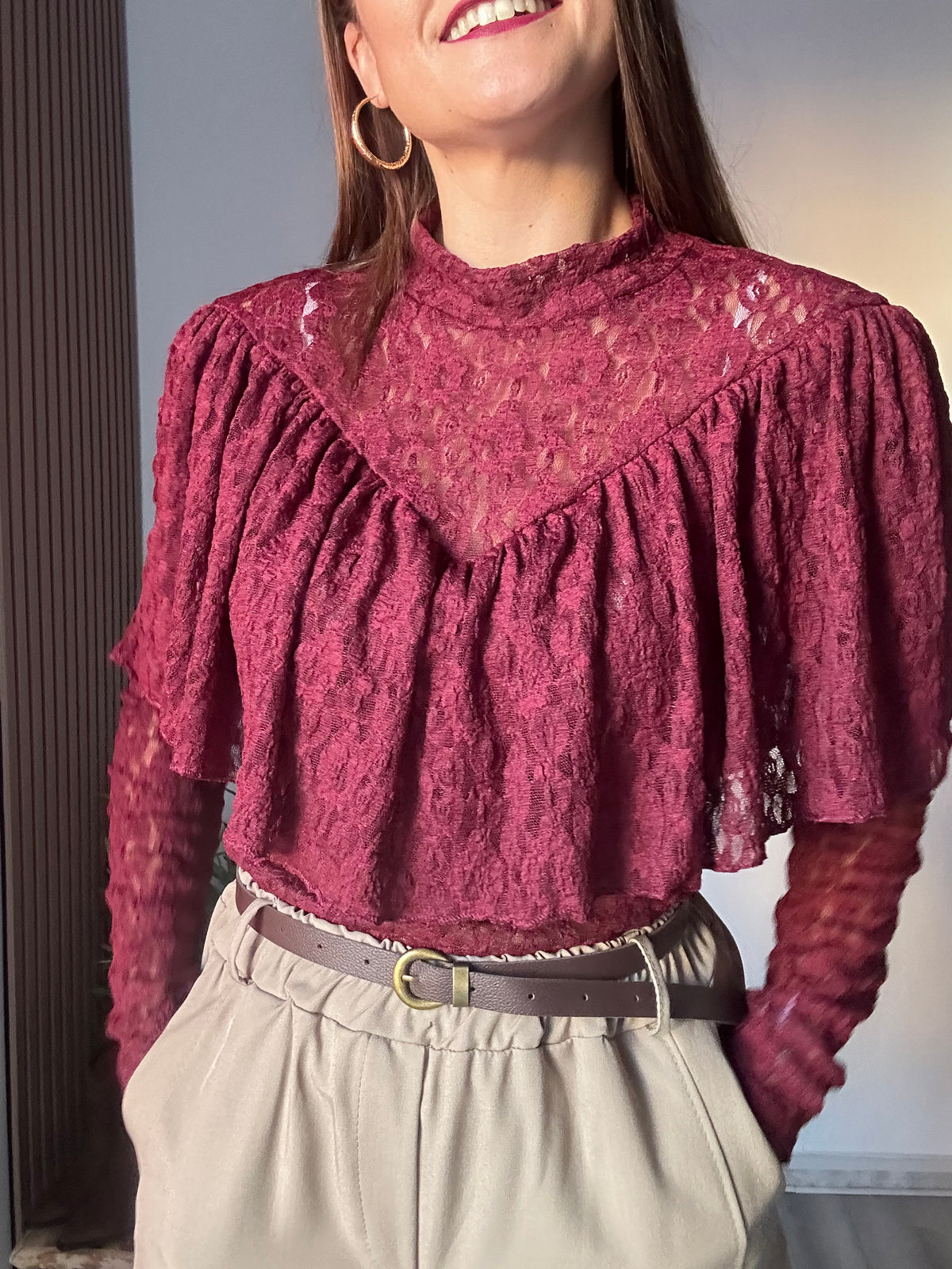 Blusa encaje volante vino