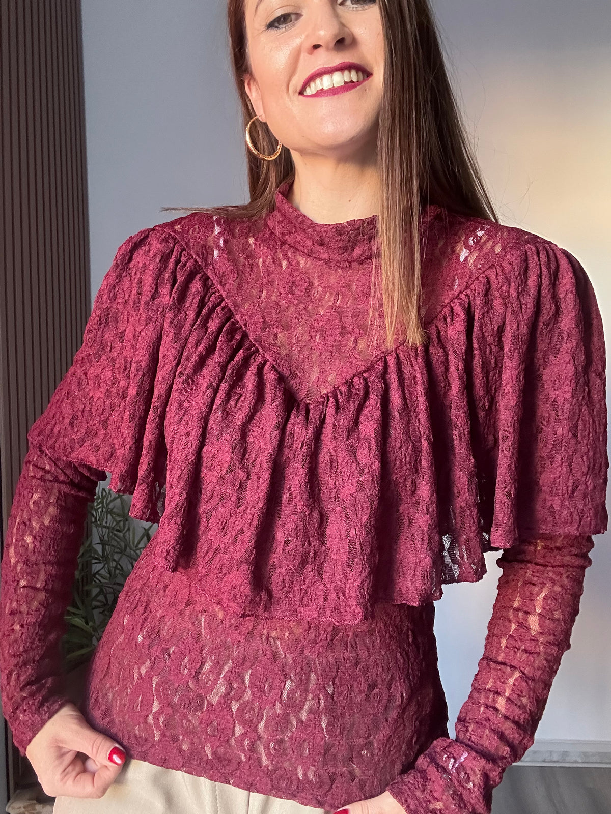 Blusa encaje volante vino