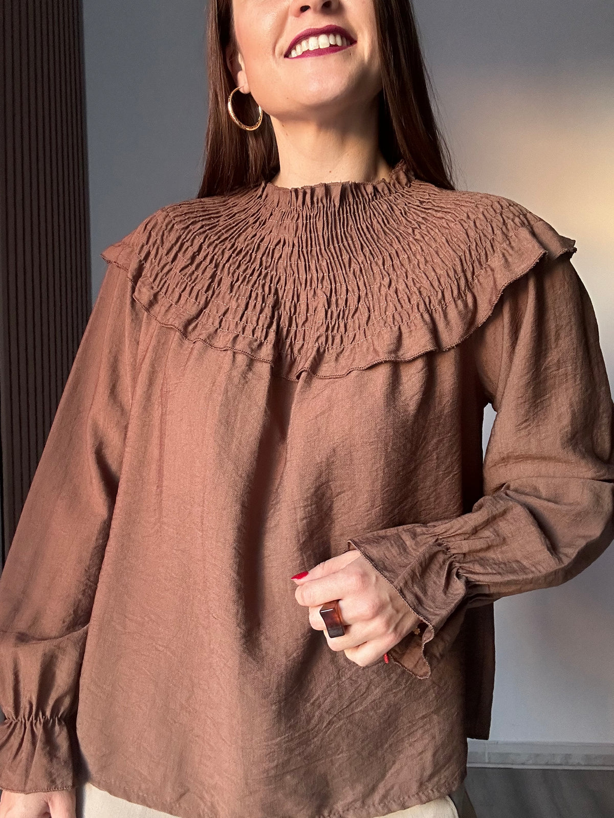 Blusa escote fruncido marrón