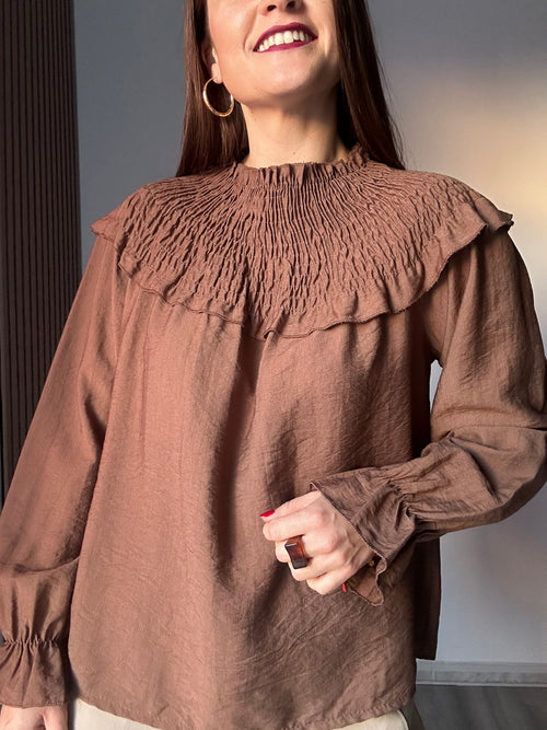 Blusa escote fruncido marrón
