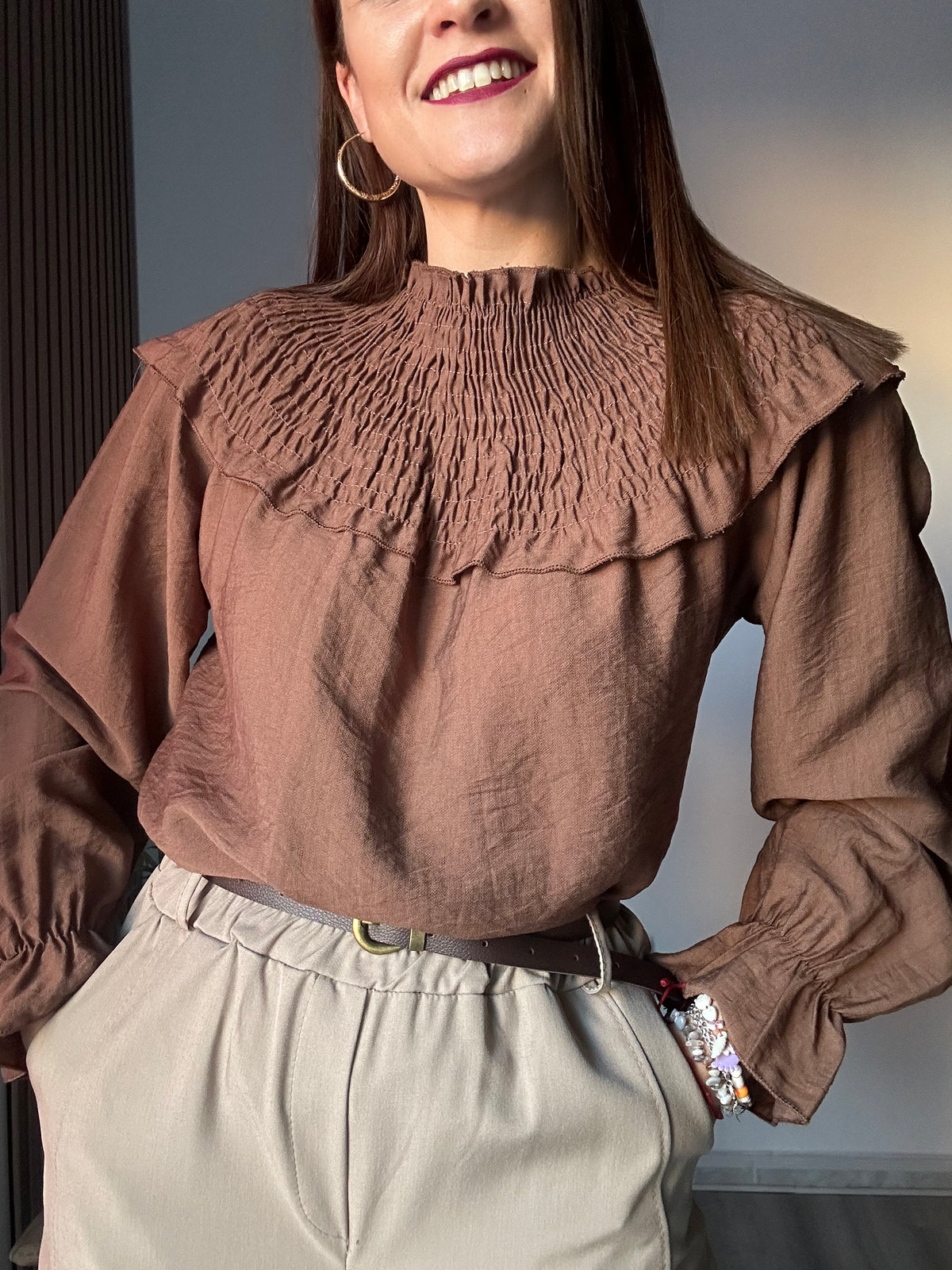 Blusa escote fruncido marrón