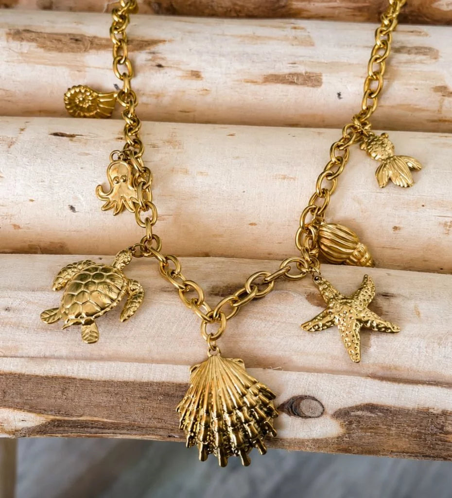 Collar dorado detalles de mar