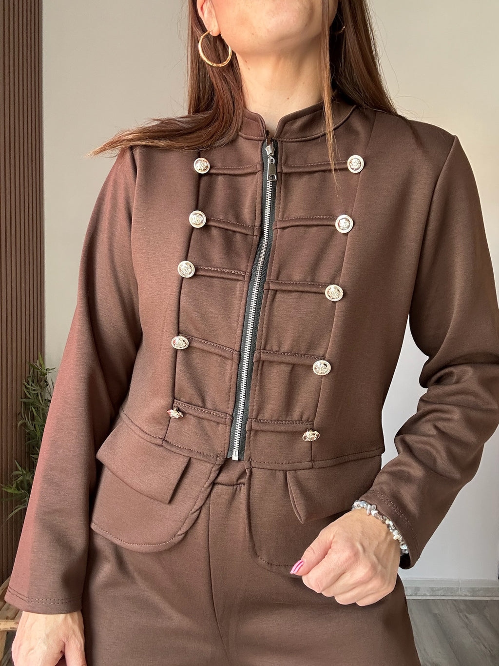 Conjunto militar marrón