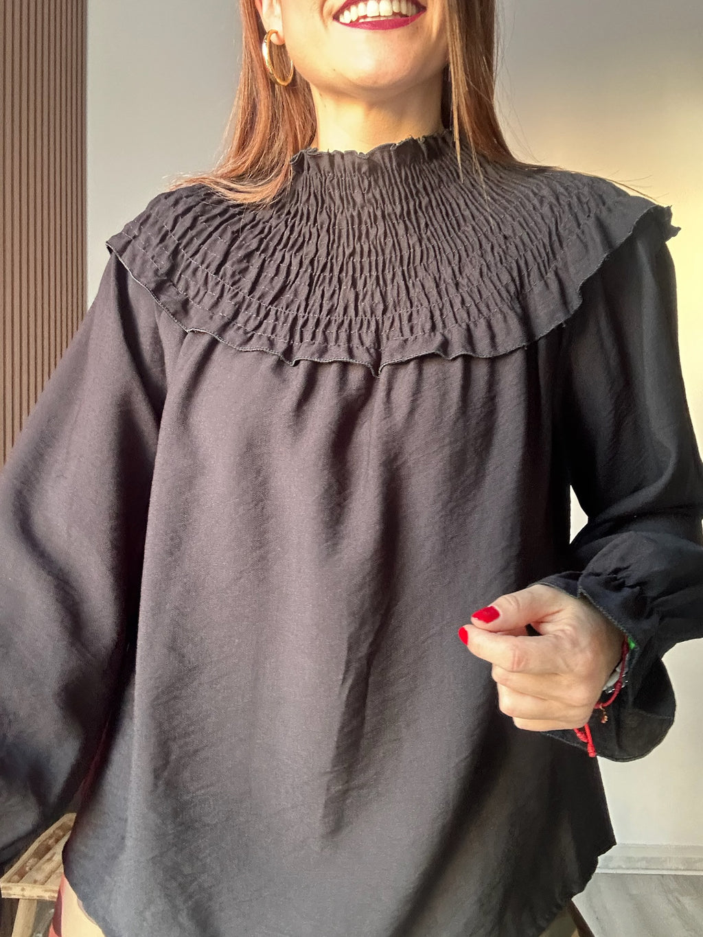 Blusa escote fruncido negra