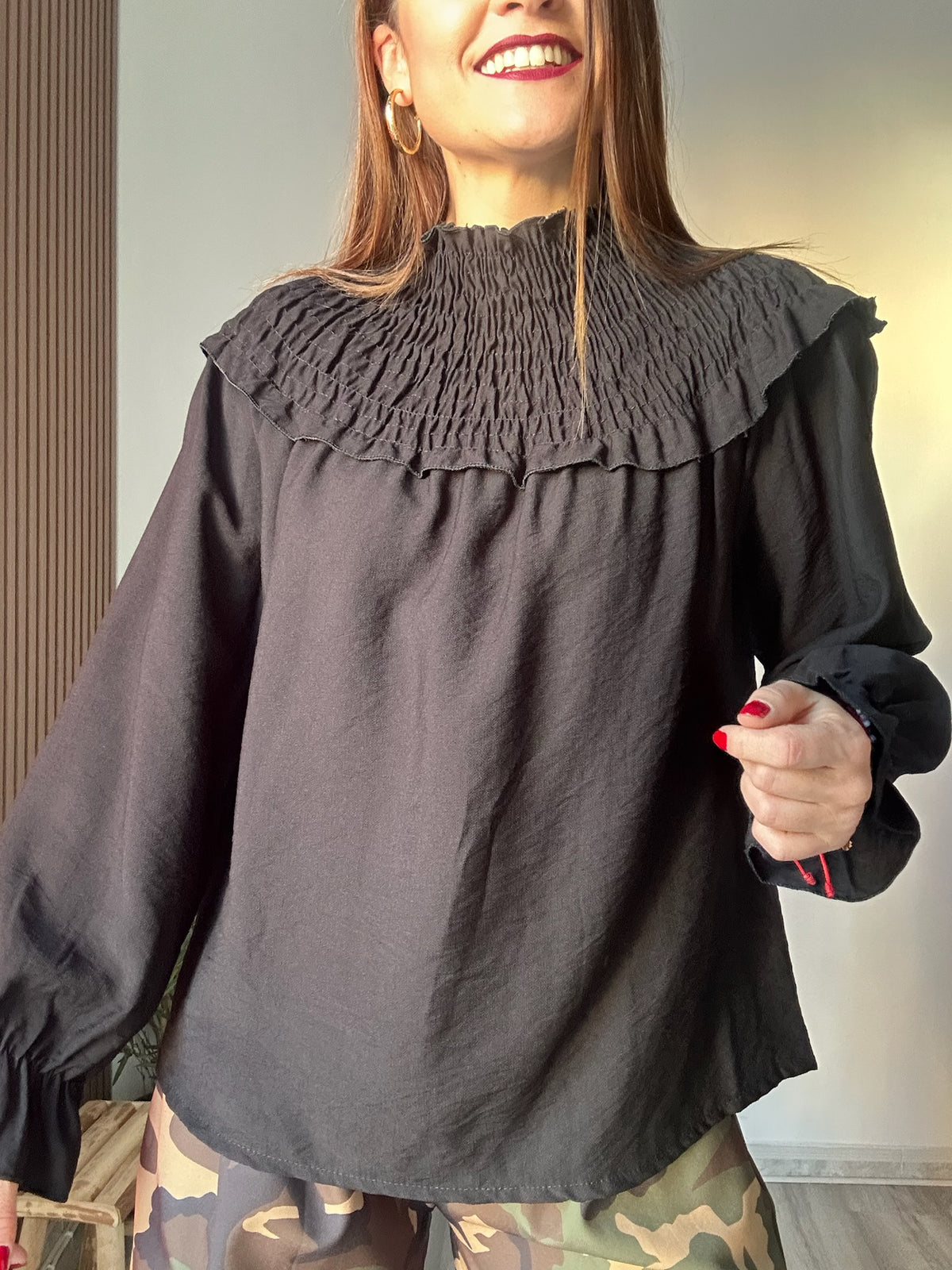 Blusa escote fruncido negra