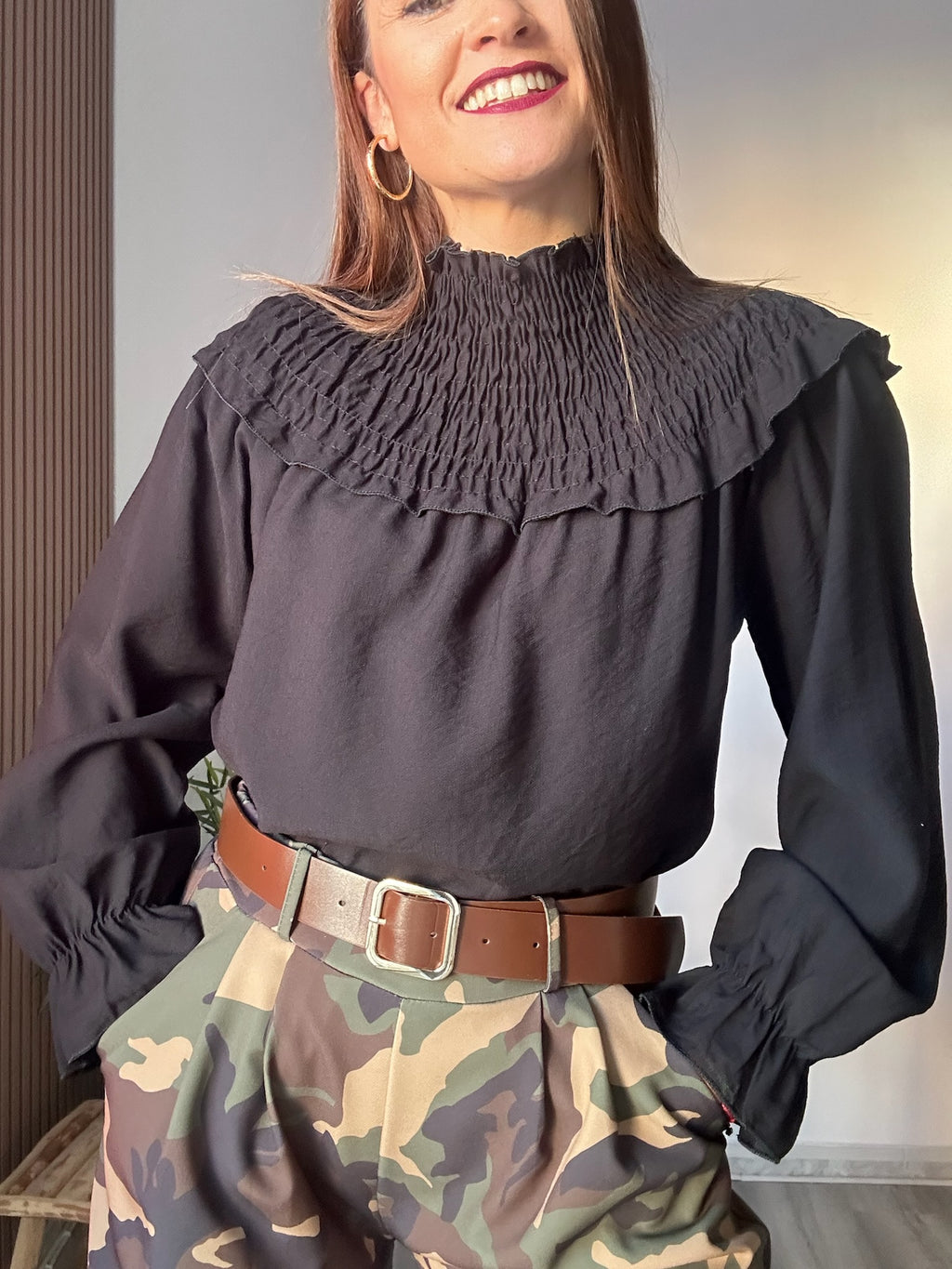 Blusa escote fruncido negra