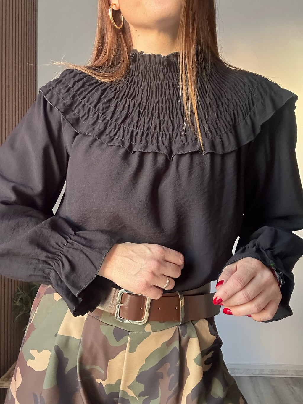 Blusa escote fruncido negra