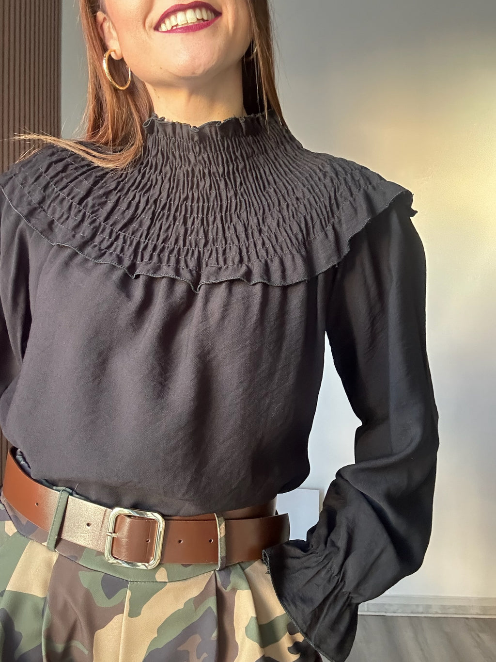Blusa escote fruncido negra