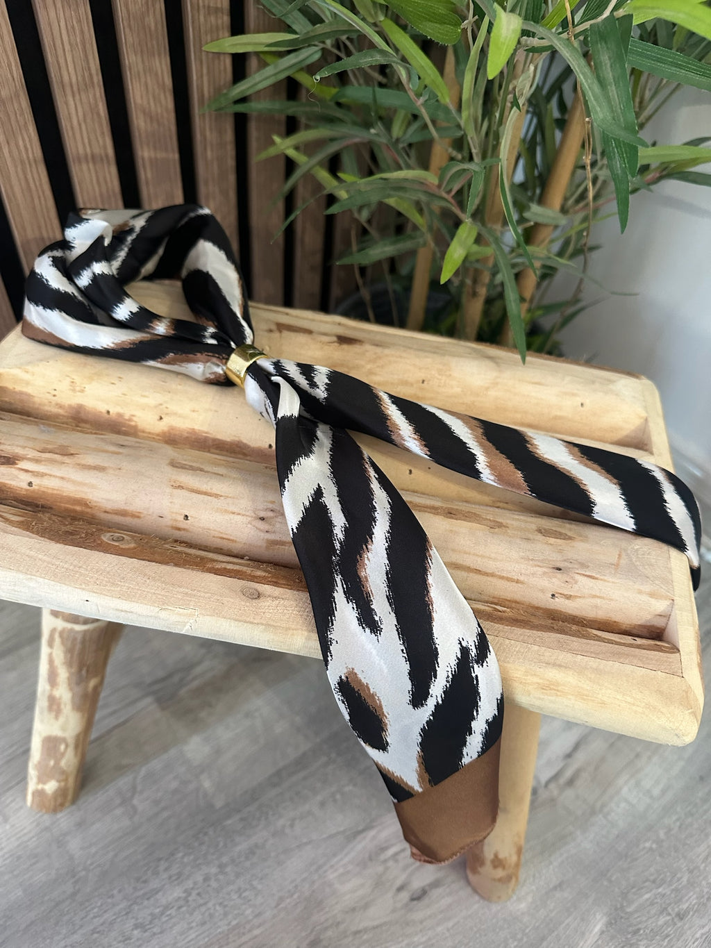 Pañuelo cebra con tonos camel