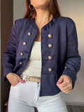 chaqueta militar ante azul marino