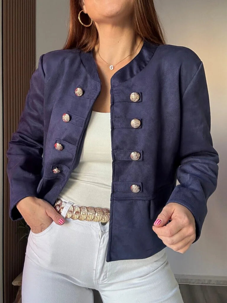 chaqueta militar ante azul marino