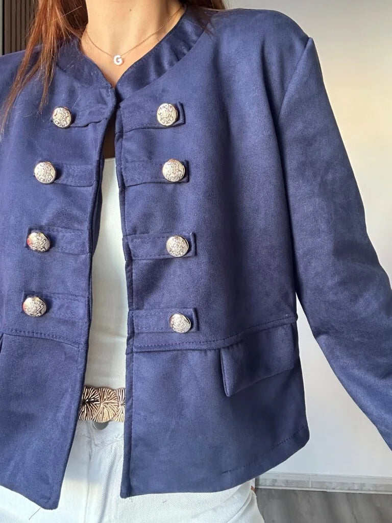 chaqueta militar ante azul marino