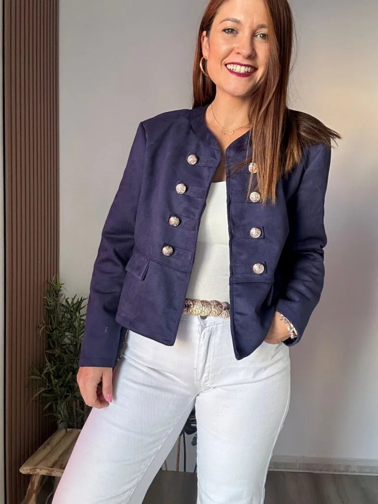 chaqueta militar ante azul marino