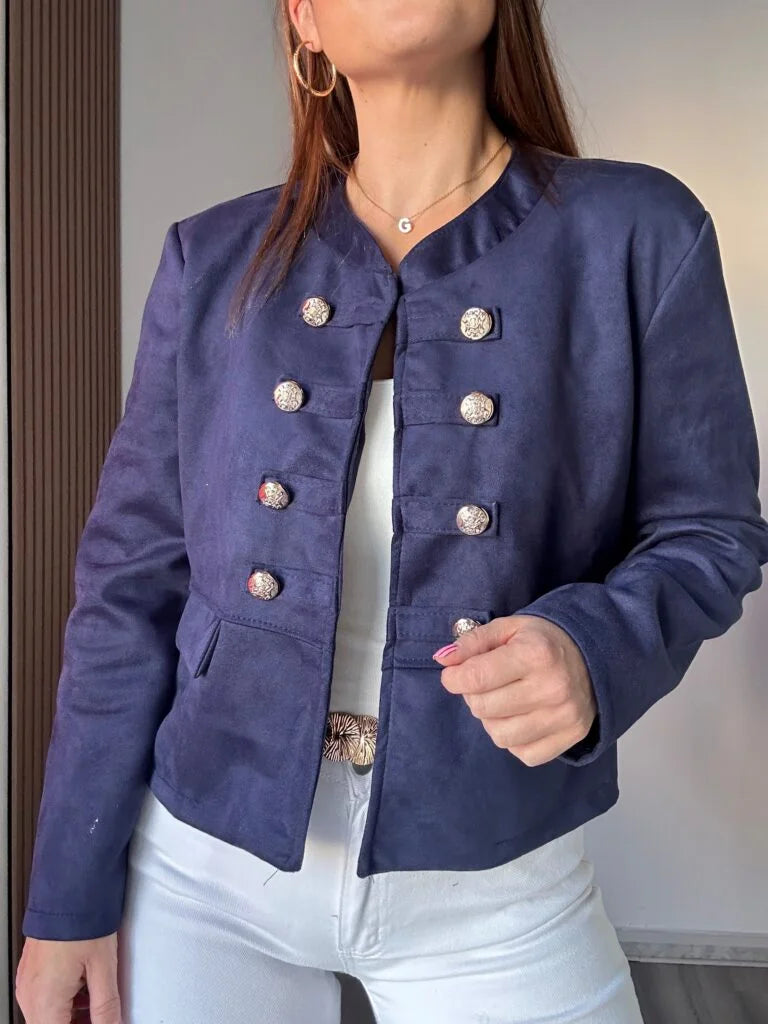 chaqueta militar ante azul marino