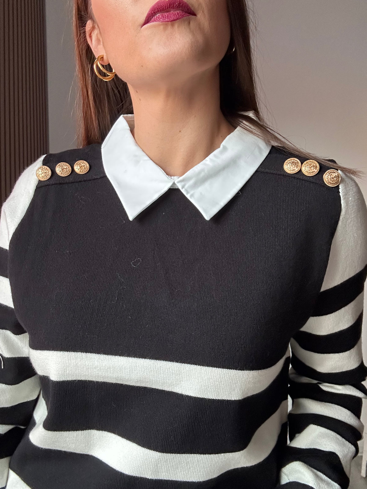 Jersey blanco y negro cuello camisa