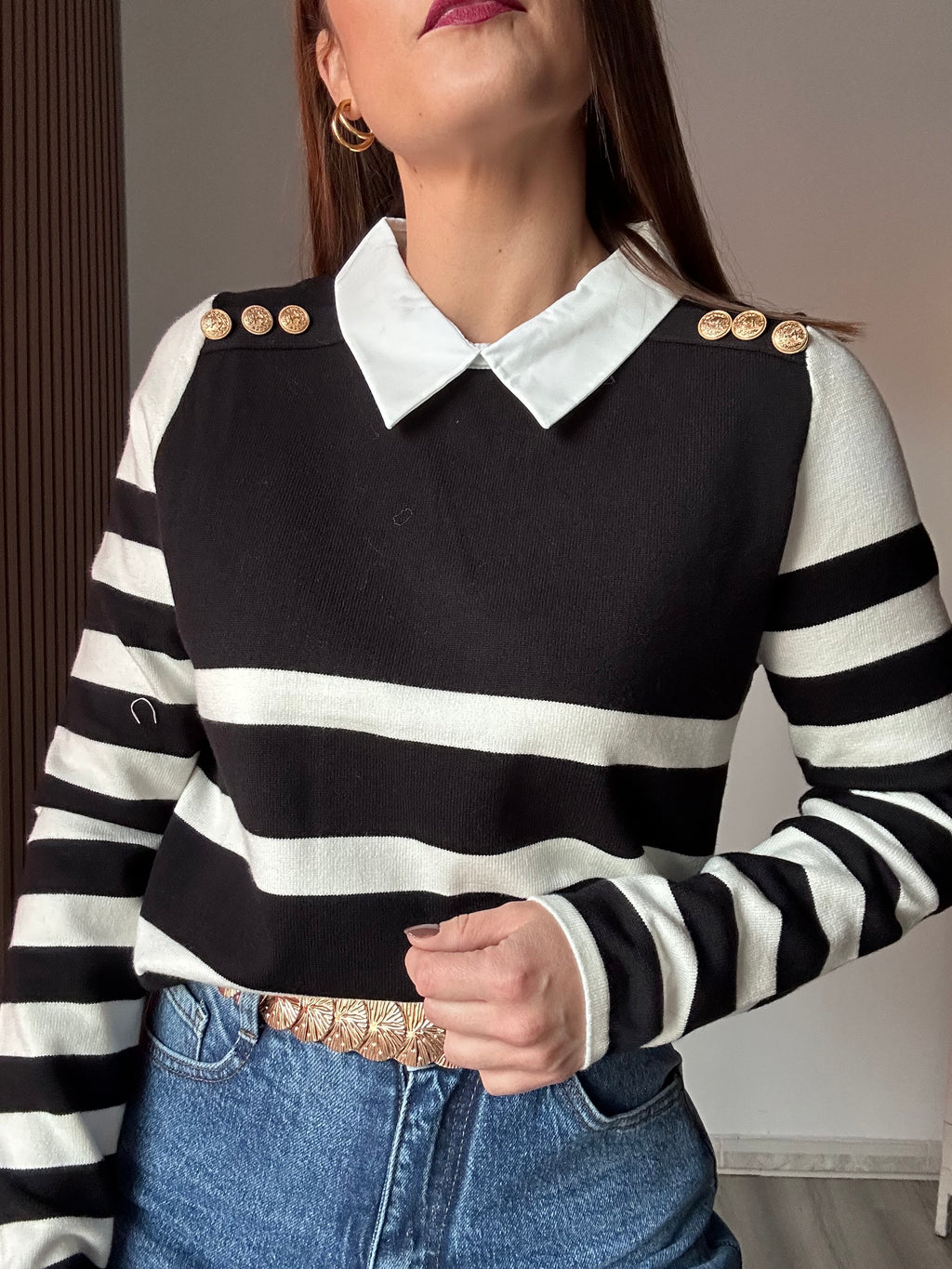 Jersey blanco y negro cuello camisa
